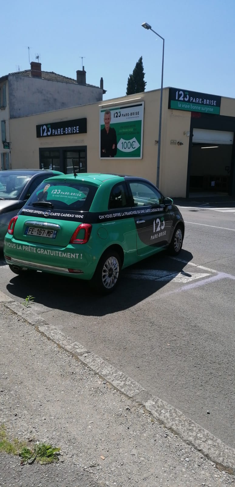 Véhicule de courtoisie devant le centre 123 Pare-Brise Vienne