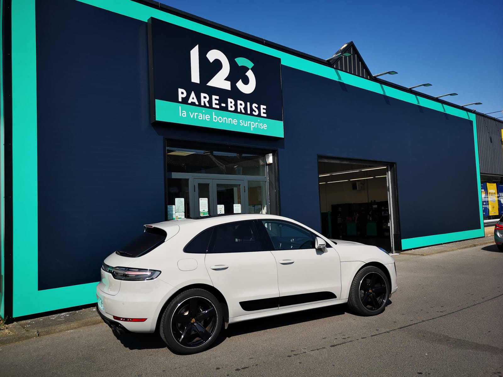 Porsche Macan devant le centre 123 Pare-Brise Villeneuve d'Ascq
