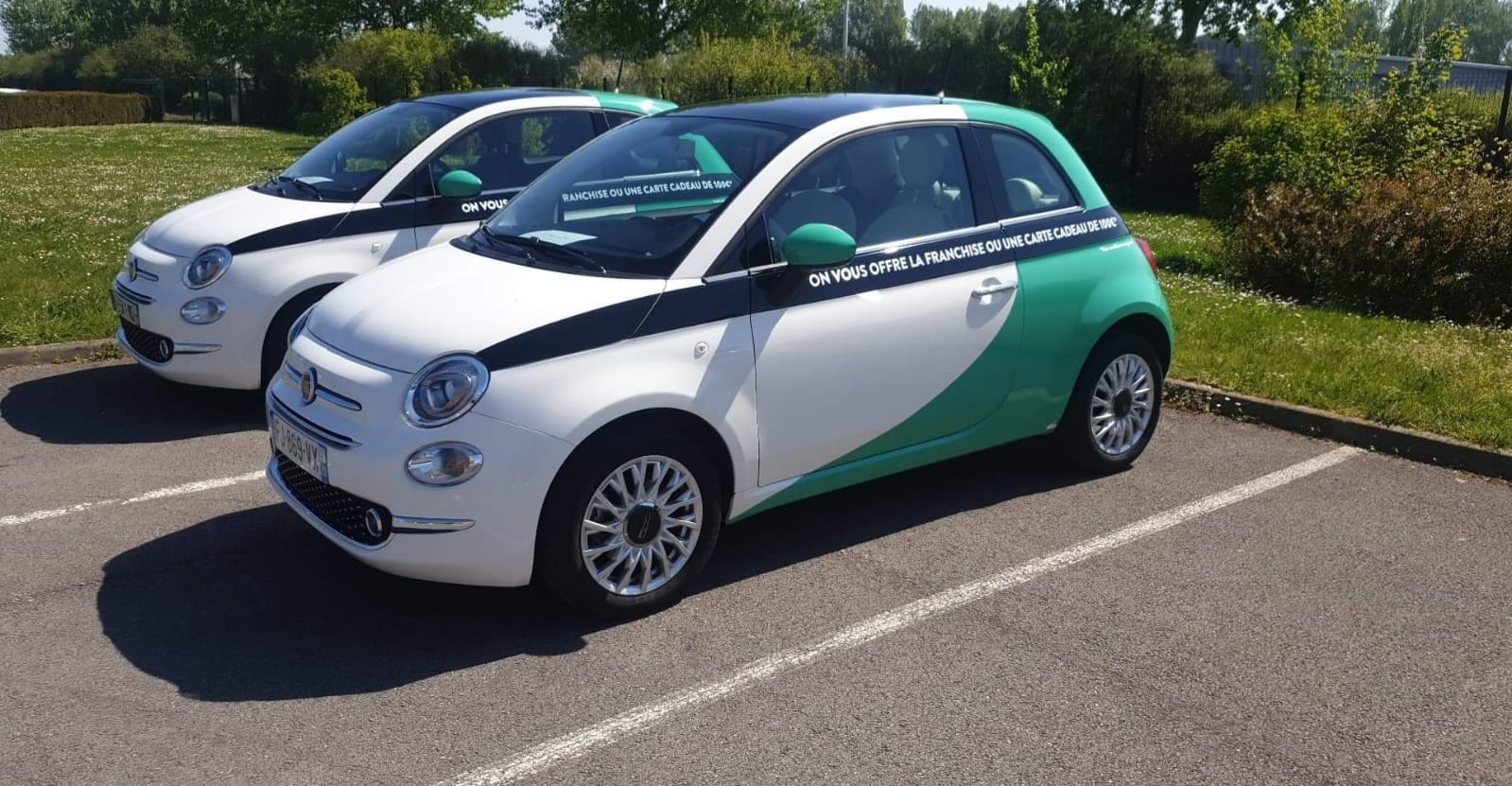 Deux véhicules de courtoisie floqués 123 Pare-Brise