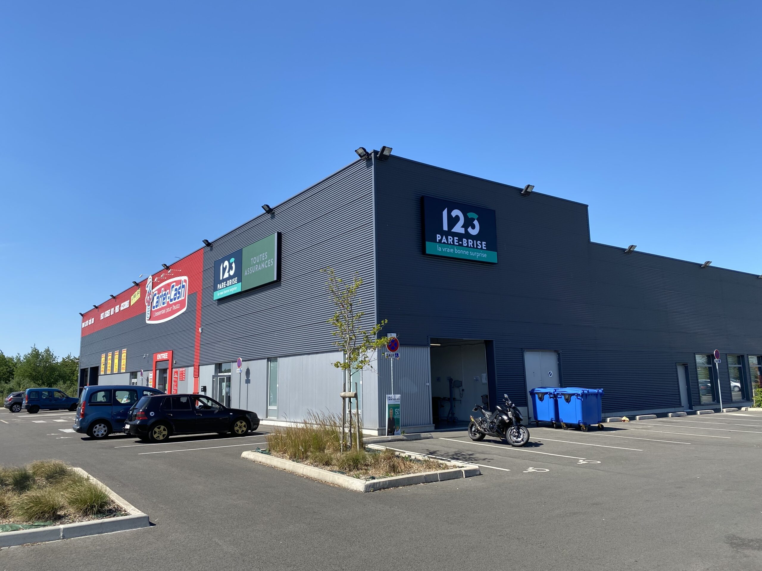 Extérieur de l'agence 123 Pare-Brise Wattrelos juste à côté de Carter Cash