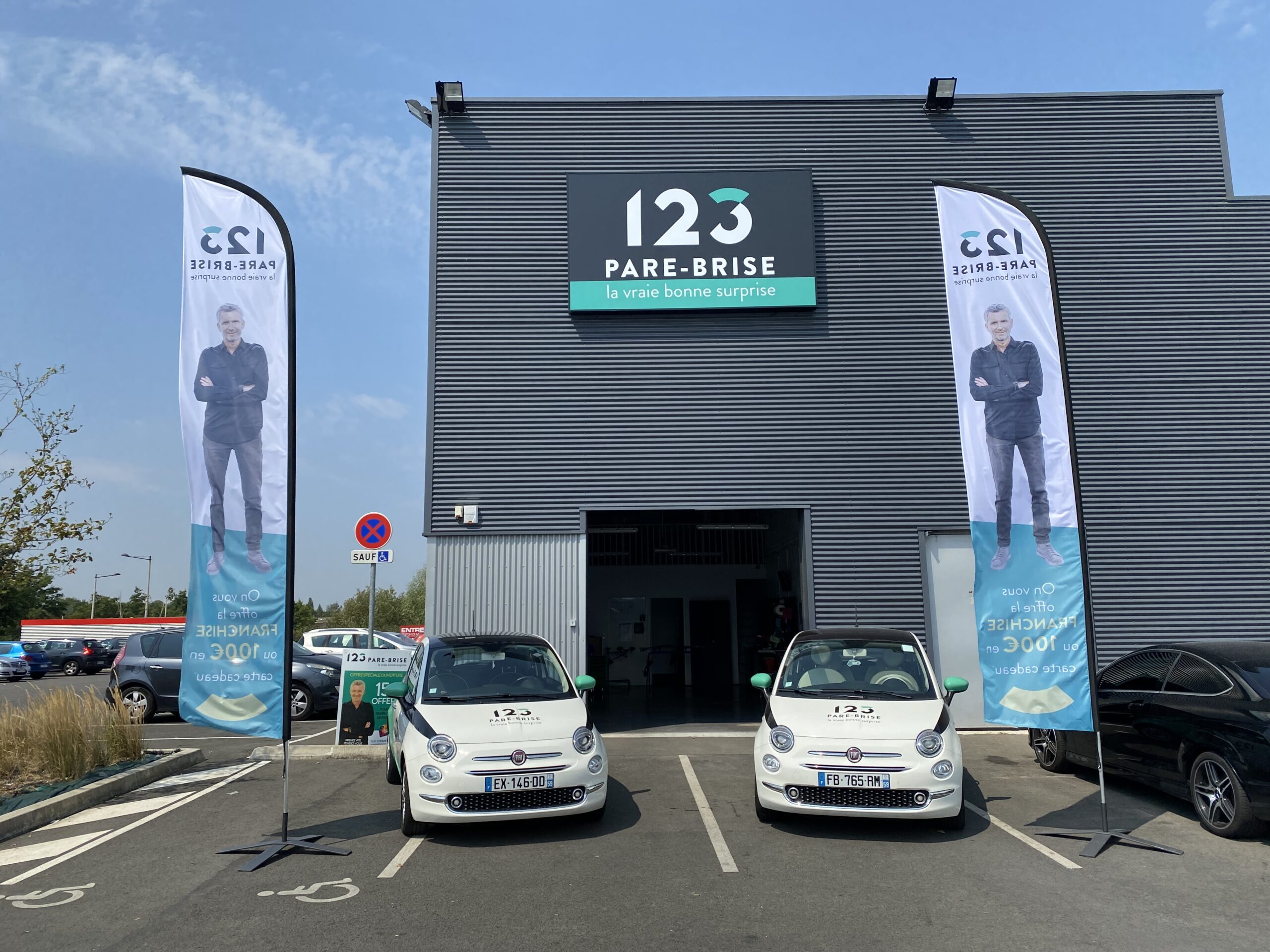 Véhicule de courtoisie devant l'agence 123 Pare-Brise Wattrelos