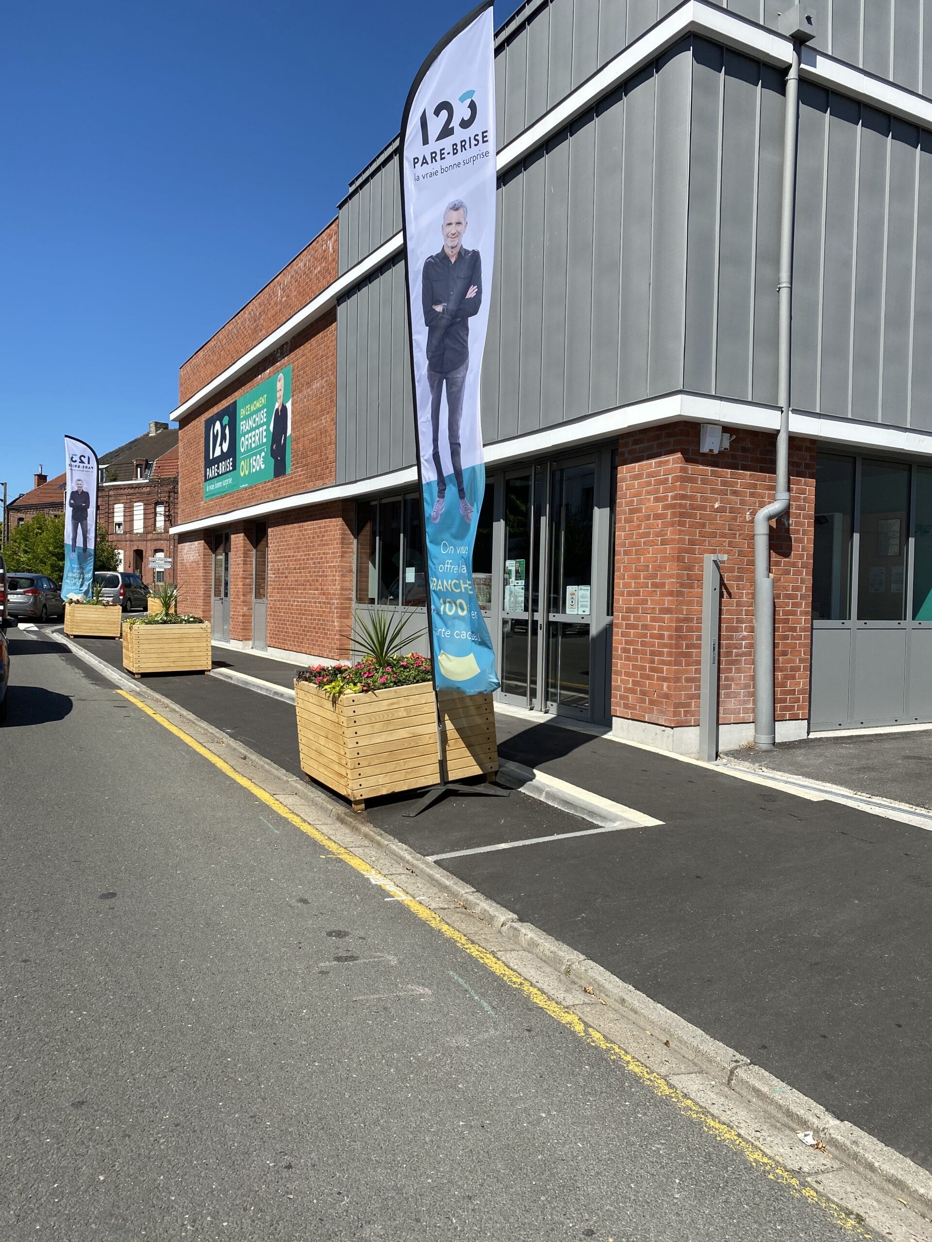 Flamme avec Denis Brogniart devant le centre 123 Pare-Brise Béthune