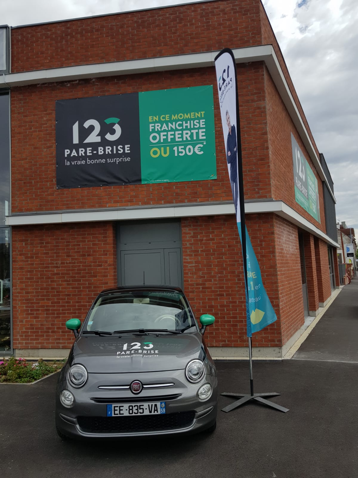 Véhicule de prêt floqué devant le centre 123 Pare-Brise Béthune