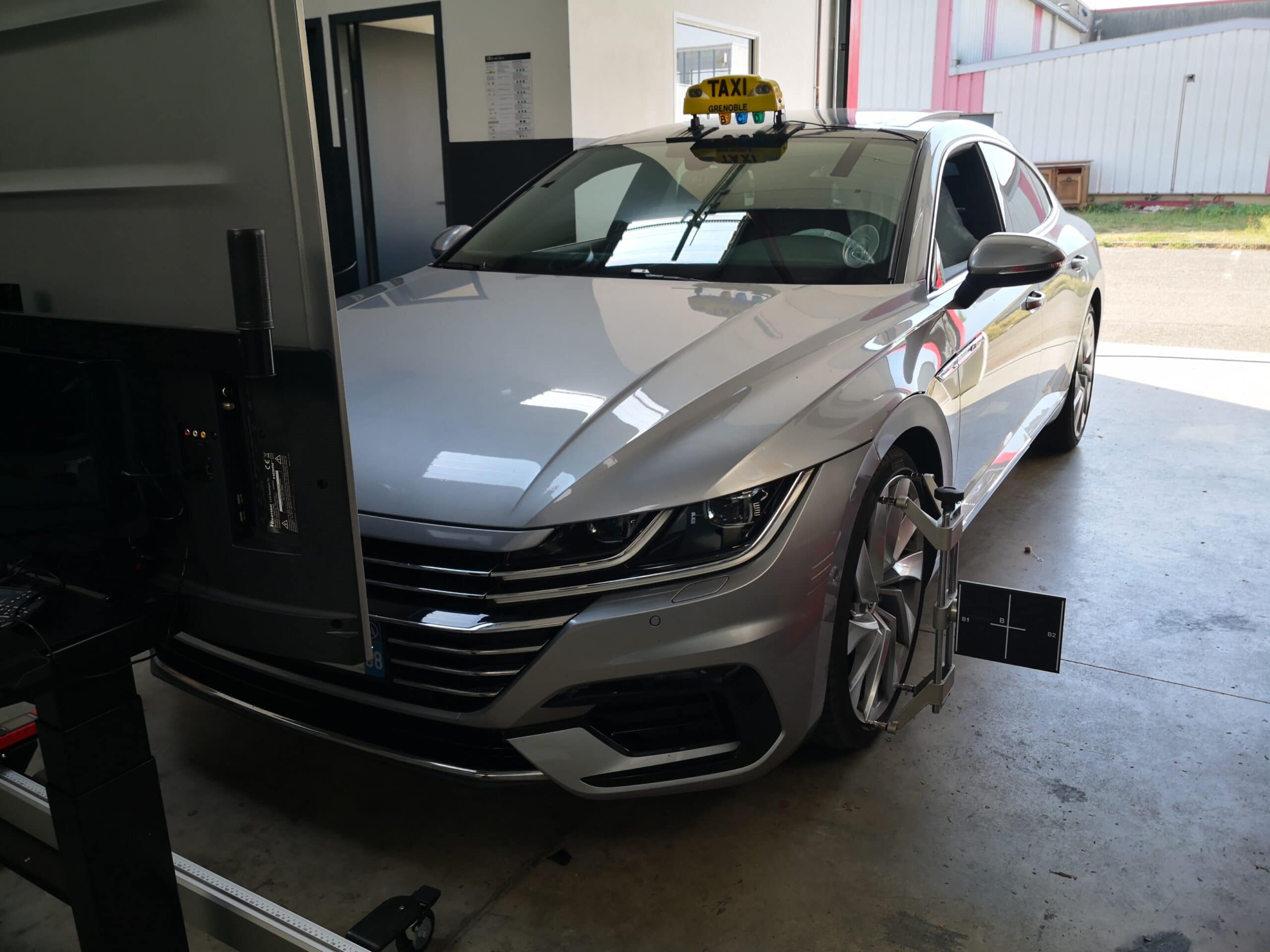 Calibrage de caméra ADAS sur un taxi à l'agence 123 Pare-Brise Echirolles