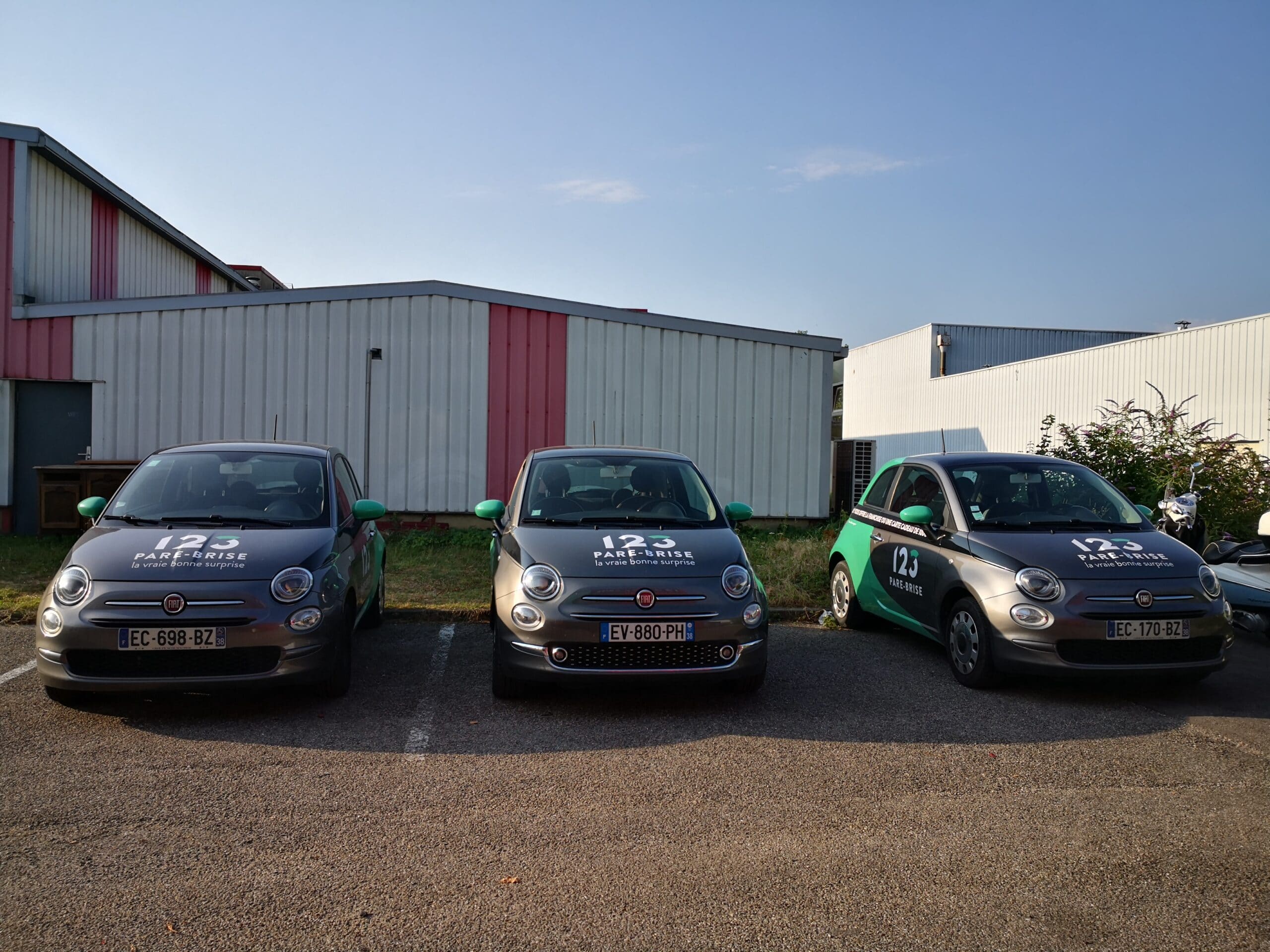 Trois véhicules de prêt floqué 123 Pare-Brise sur le parking du centre d'Echirolles