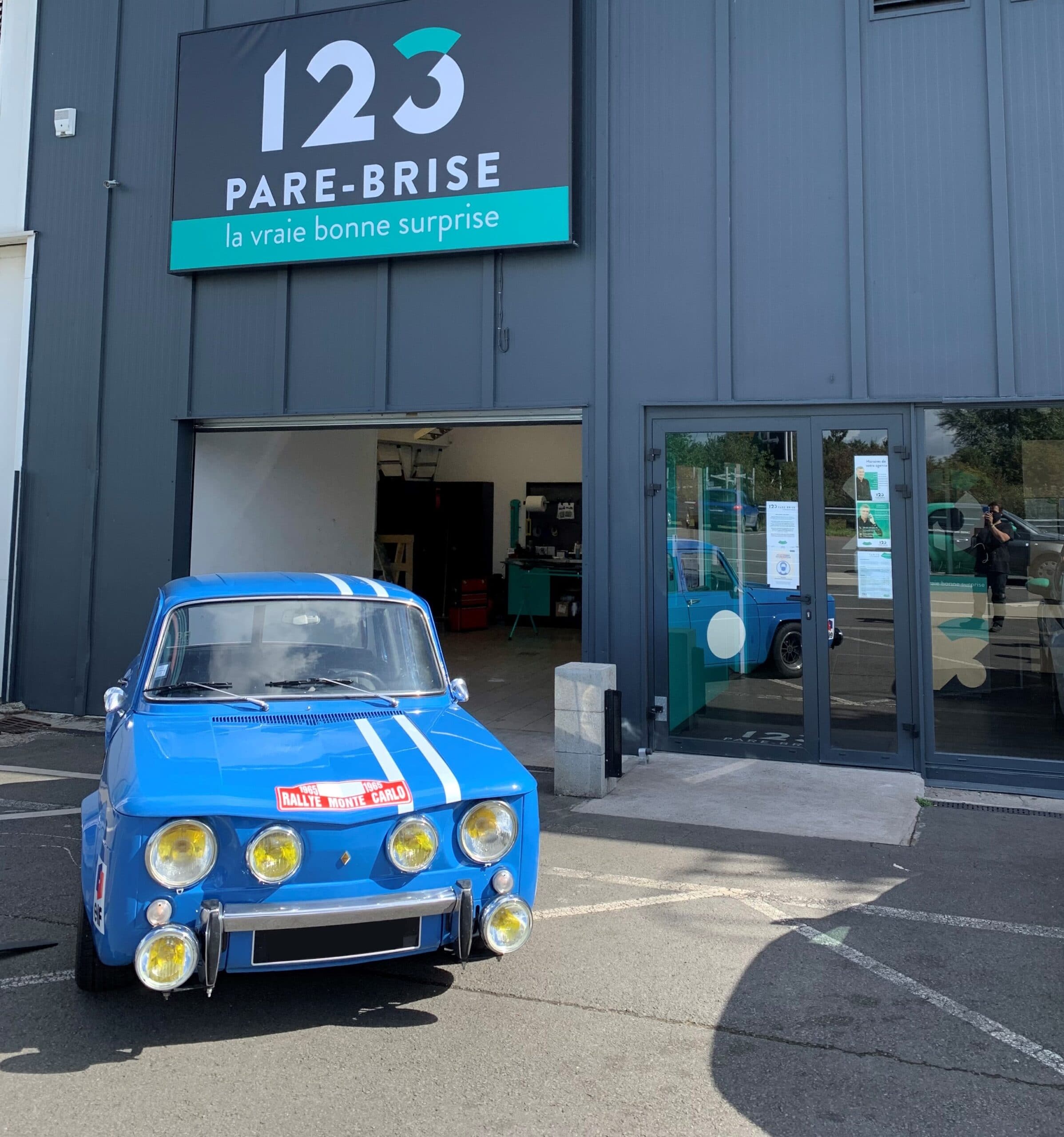 Renault R8 devant le centre 123 Pare-Brise Lomme