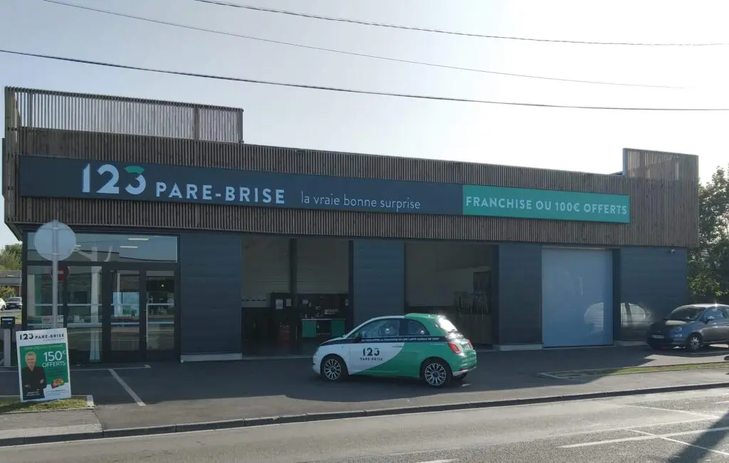 123PareBrise-maubeuge-devanture Véhicule de prêt devant le centre 123 Pare-Brise Maubeuge