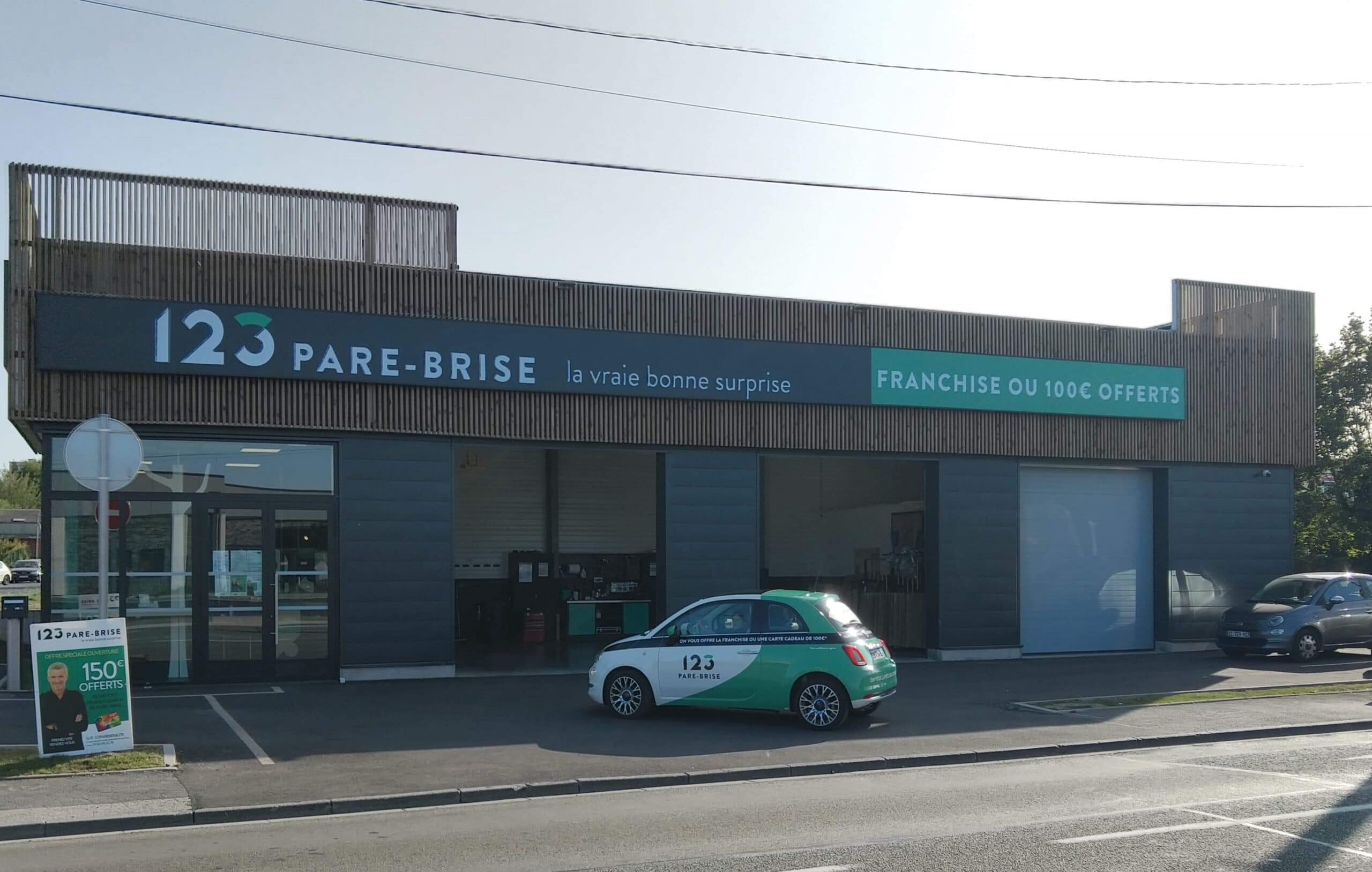 Véhicule de prêt devant le centre 123 Pare-Brise Maubeuge