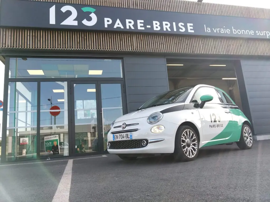 123PareBrise-maubeuge-vehicule-de-courtoisie Véhicule de courtoisie devant l'agence 123 Pare-Brise Maubeuge