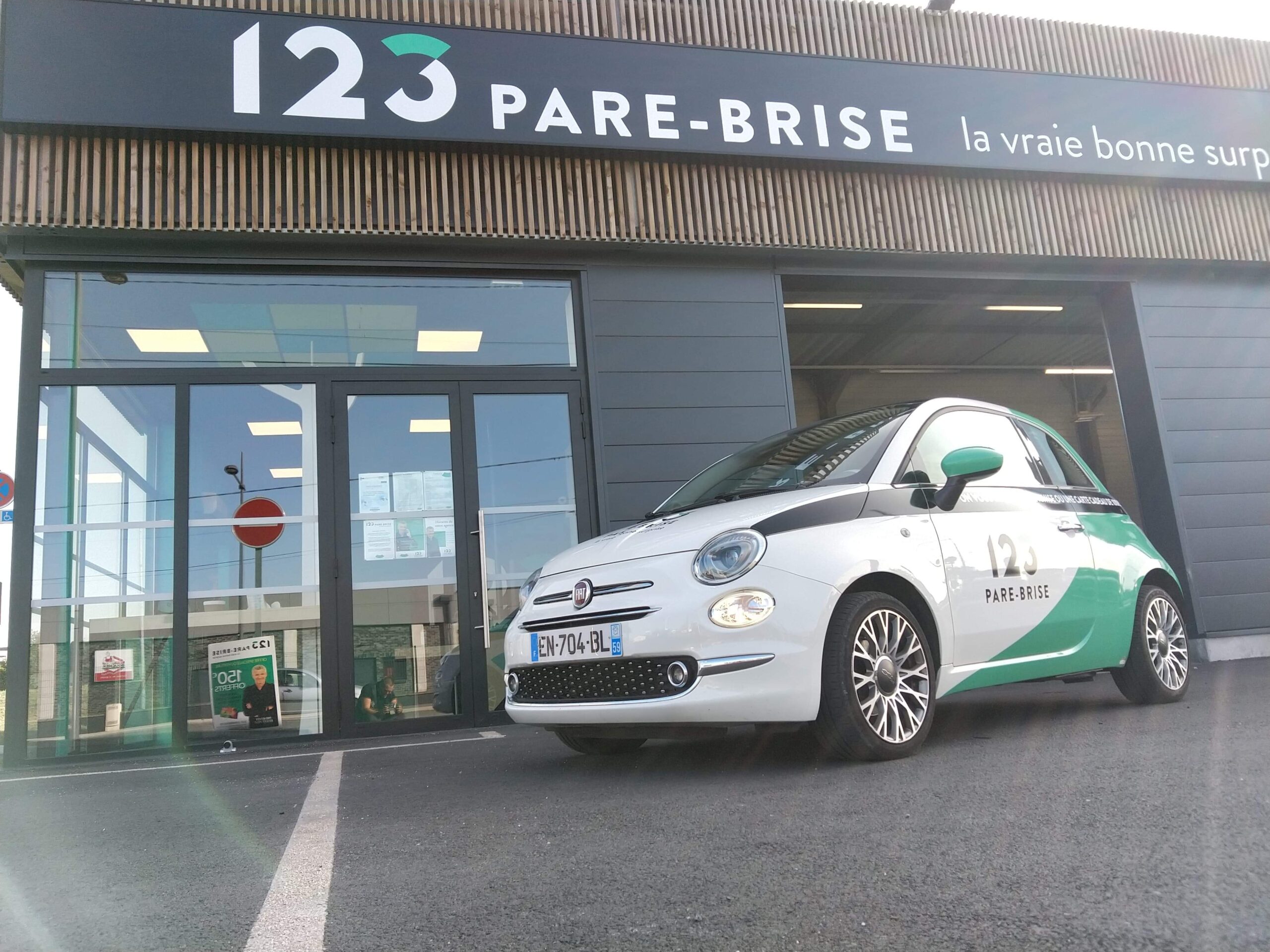 Véhicule de courtoisie devant l'agence 123 Pare-Brise Maubeuge