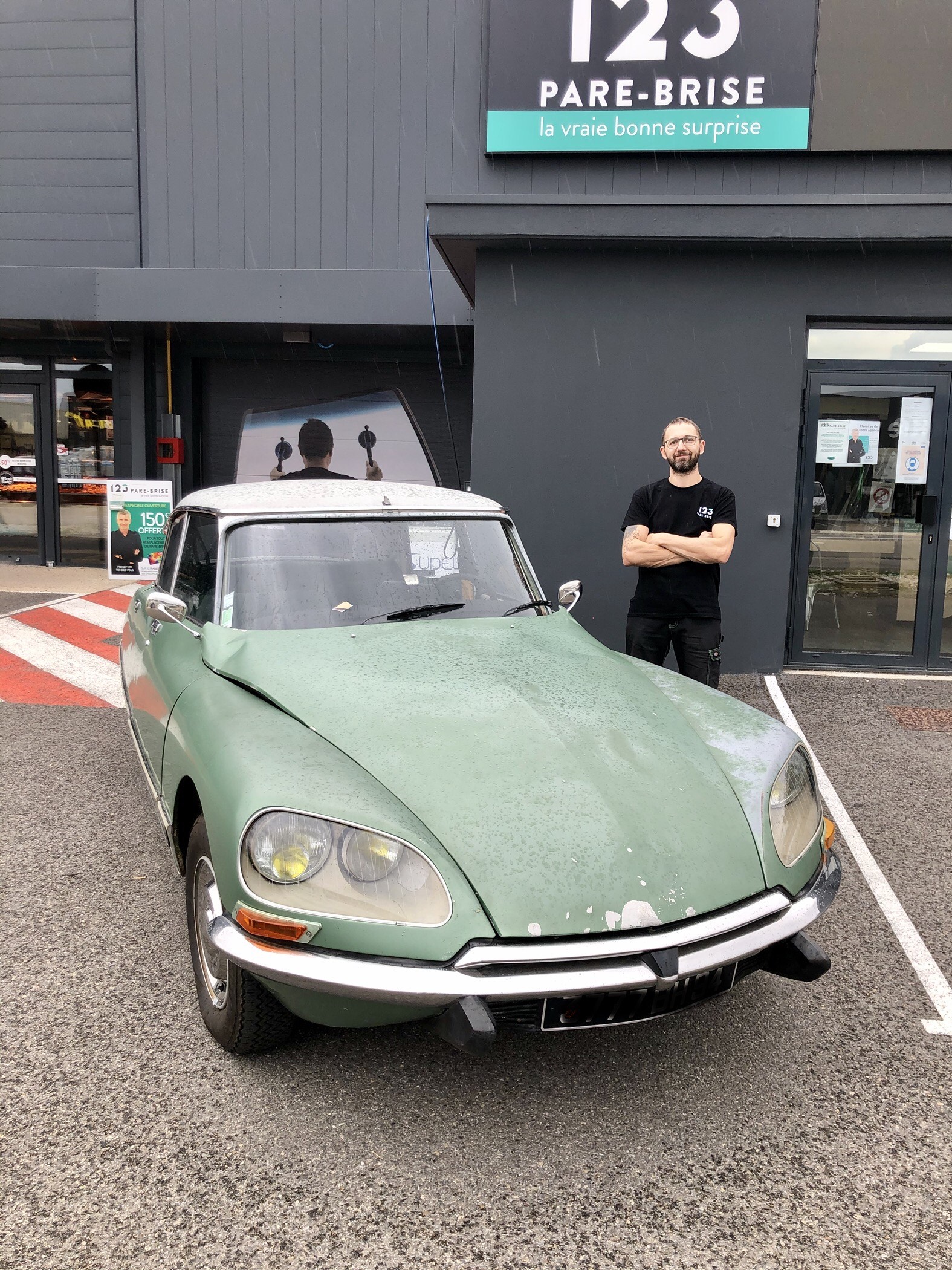 Intervention sur une DS de 1974 par Jérôme à l'agence 123 Pare-Brise Montélimar