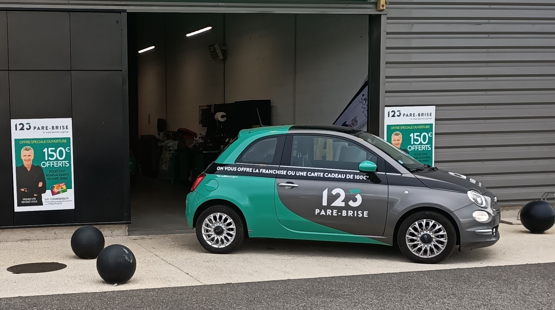 Véhicule de courtoisie devant le centre 123 Pare-Brise Soyons
