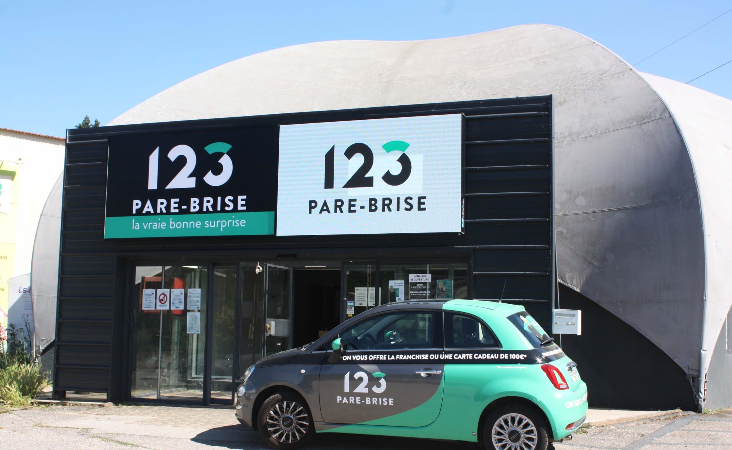 Véhicule de prêt floqué devant l'agence 123 Pare-Brise Givors