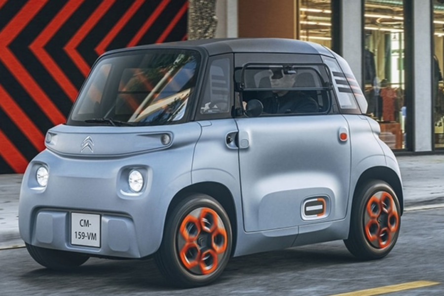 Voiture Citroën AMI en ville