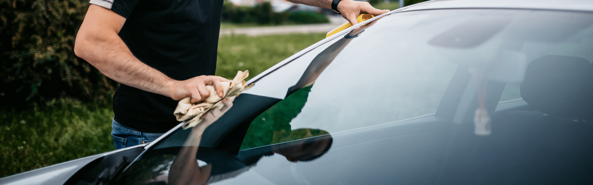 Comment nettoyer le pare-brise intérieur d'une voiture ?