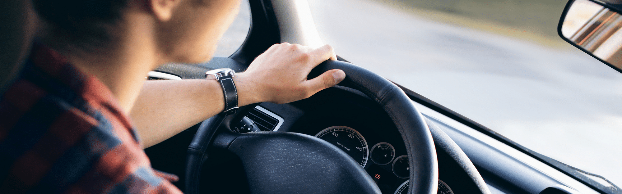 Quels sont les équipements de sécurité obligatoires en voiture ? - Blog  Avatacar