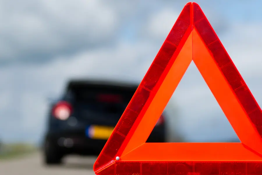 panneau de présignalisation sur la route devant une voiture