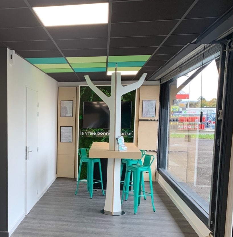 Espace réservé au client avec un bar et télévision du centre 123 Pare-Brise Audincourt