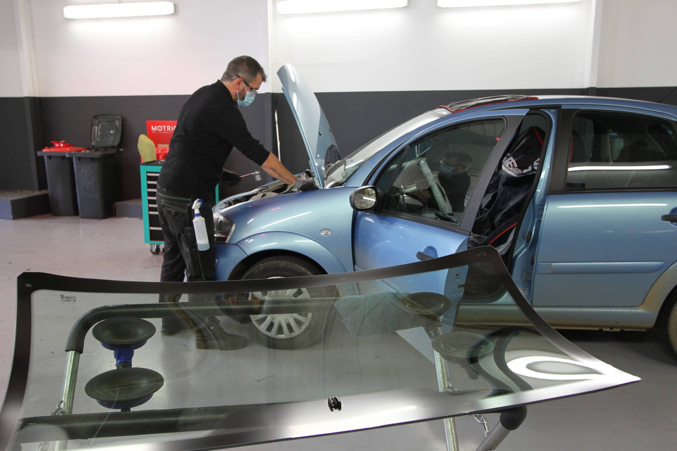 Préparation au remplacement de pare-brise dans l'atelier 123 Pare-Brise Lens
