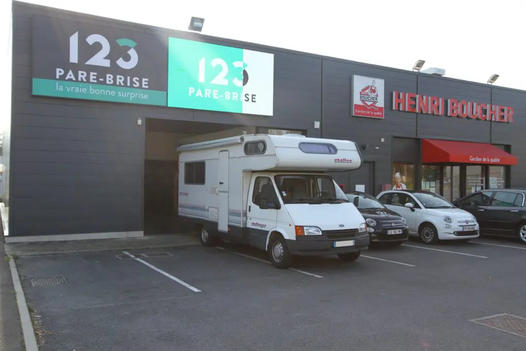 123PareBrise-Lievin-camping-car camping car devant le centre 123 Pare-Brise Liévin