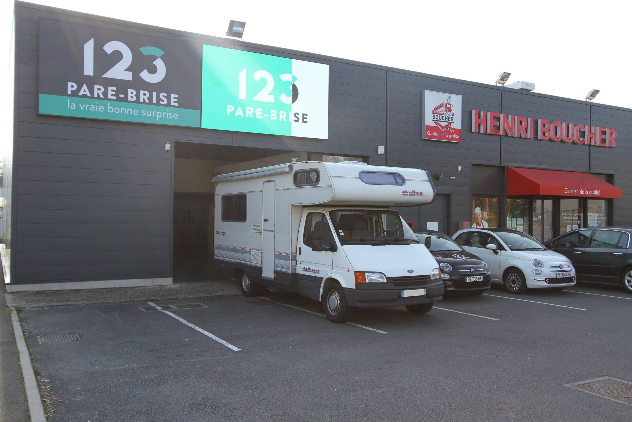 camping car devant le centre 123 Pare-Brise Liévin