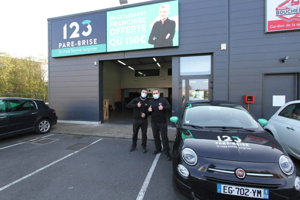 123PareBrise-Lievin-equipe Photo de l'équipe devant l'agence 123 Pare-Brise Liévin