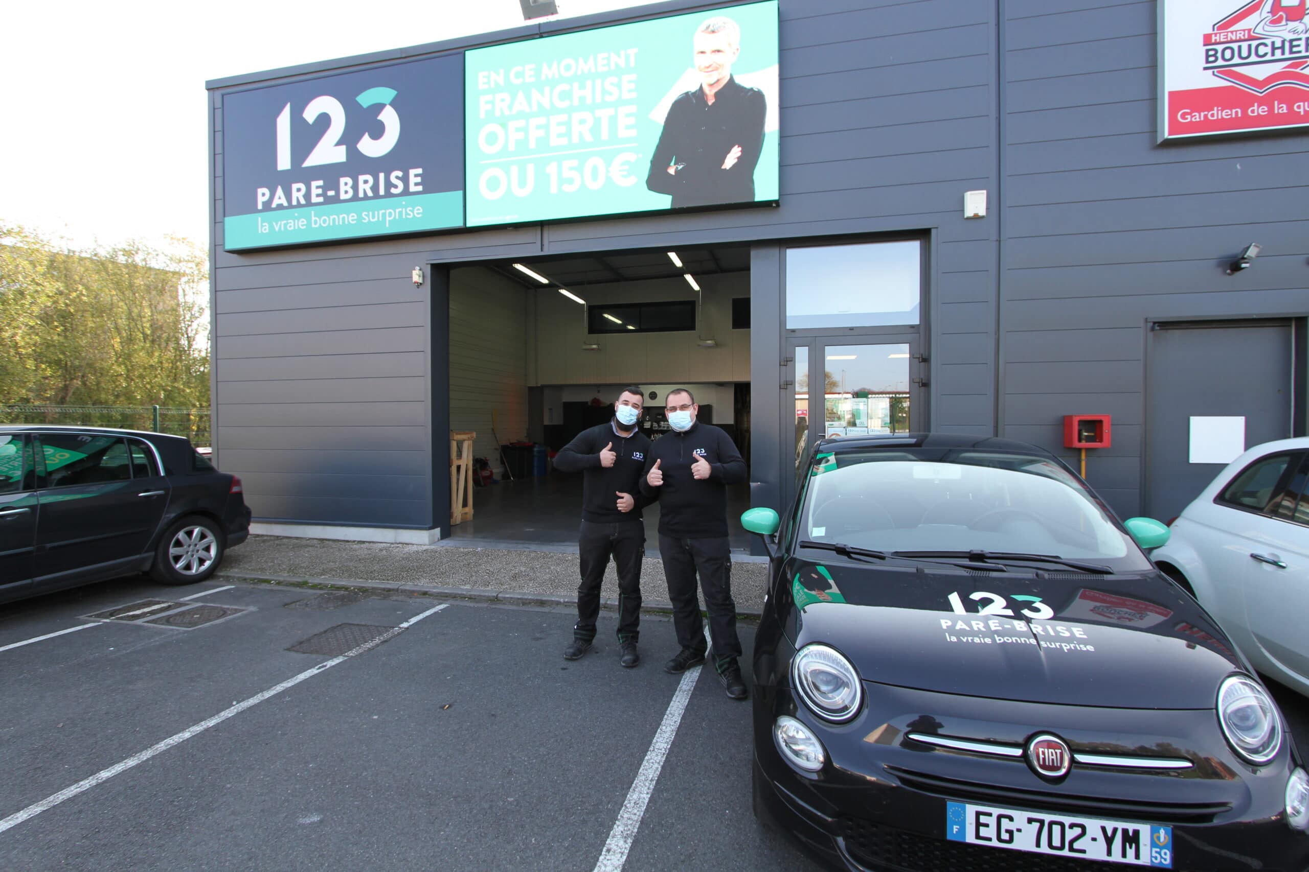 Photo de l'équipe devant l'agence 123 Pare-Brise Liévin