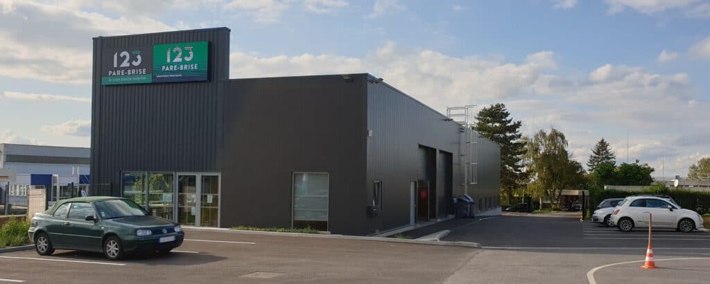 123PareBrise-Prouvy-exterieur Extérieur avec le parking de l'agence 123 Pare-Brise Prouvy