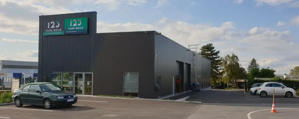 123PareBrise-Prouvy-exterieur Extérieur avec le parking de l'agence 123 Pare-Brise Prouvy