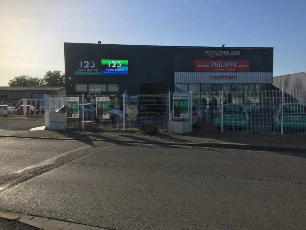 123PareBrise-Roanne-exterieur Extérieur du centre 123 Pare-Brise Roanne à côté d'activ chaleur