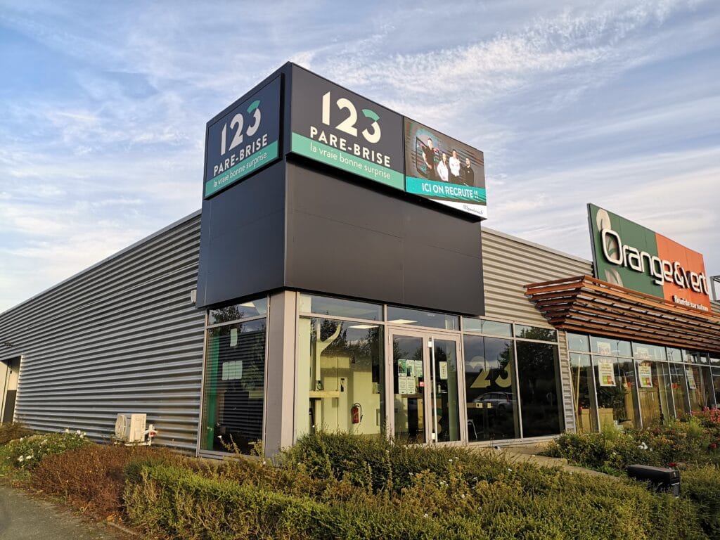 123PareBrise-Saint-Omer-facade Façade de l'agence 123 Pare-Brise Saint-Omer à côté de Orange et Vert