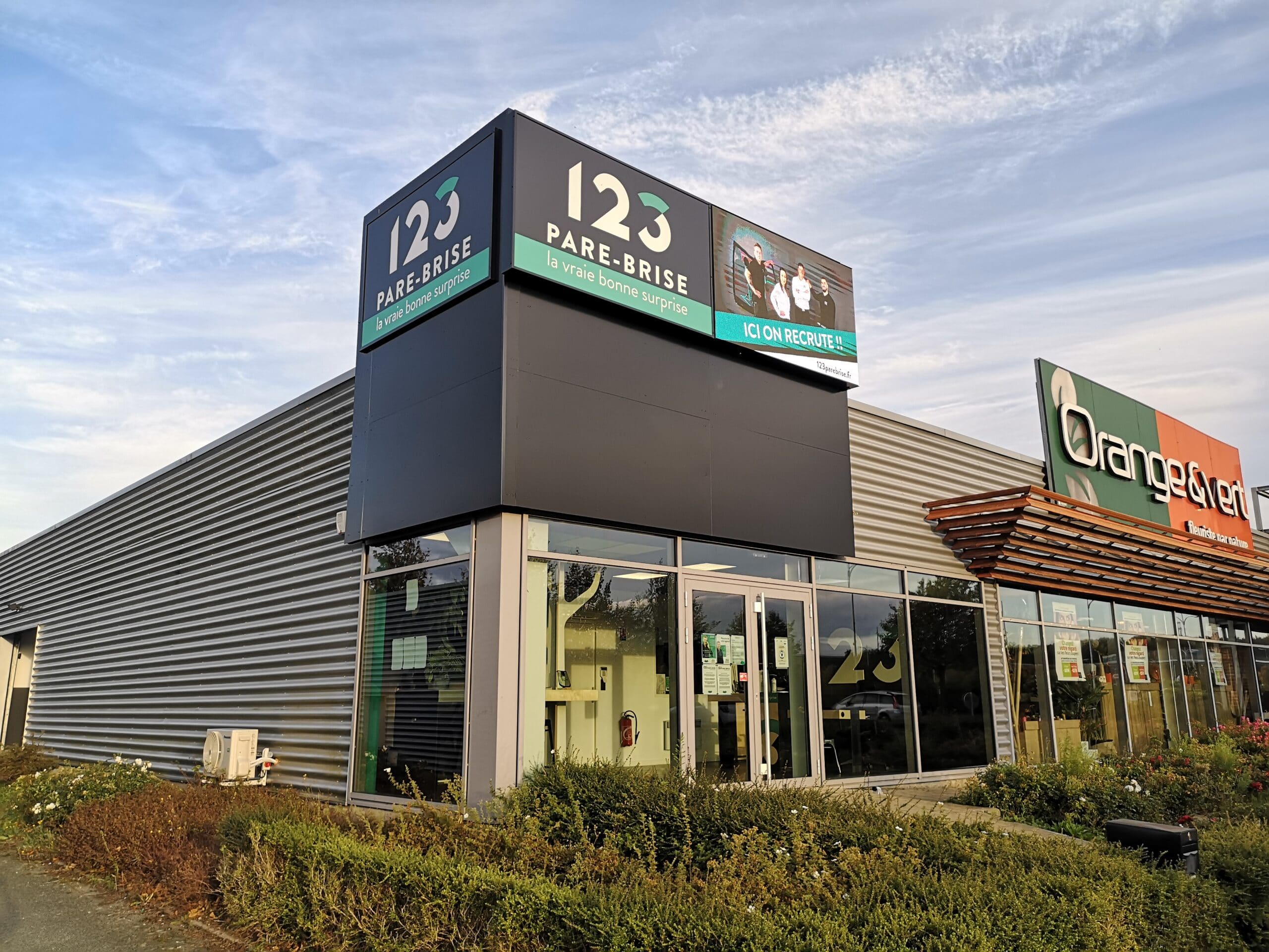 Façade de l'agence 123 Pare-Brise Saint-Omer à côté de Orange et Vert