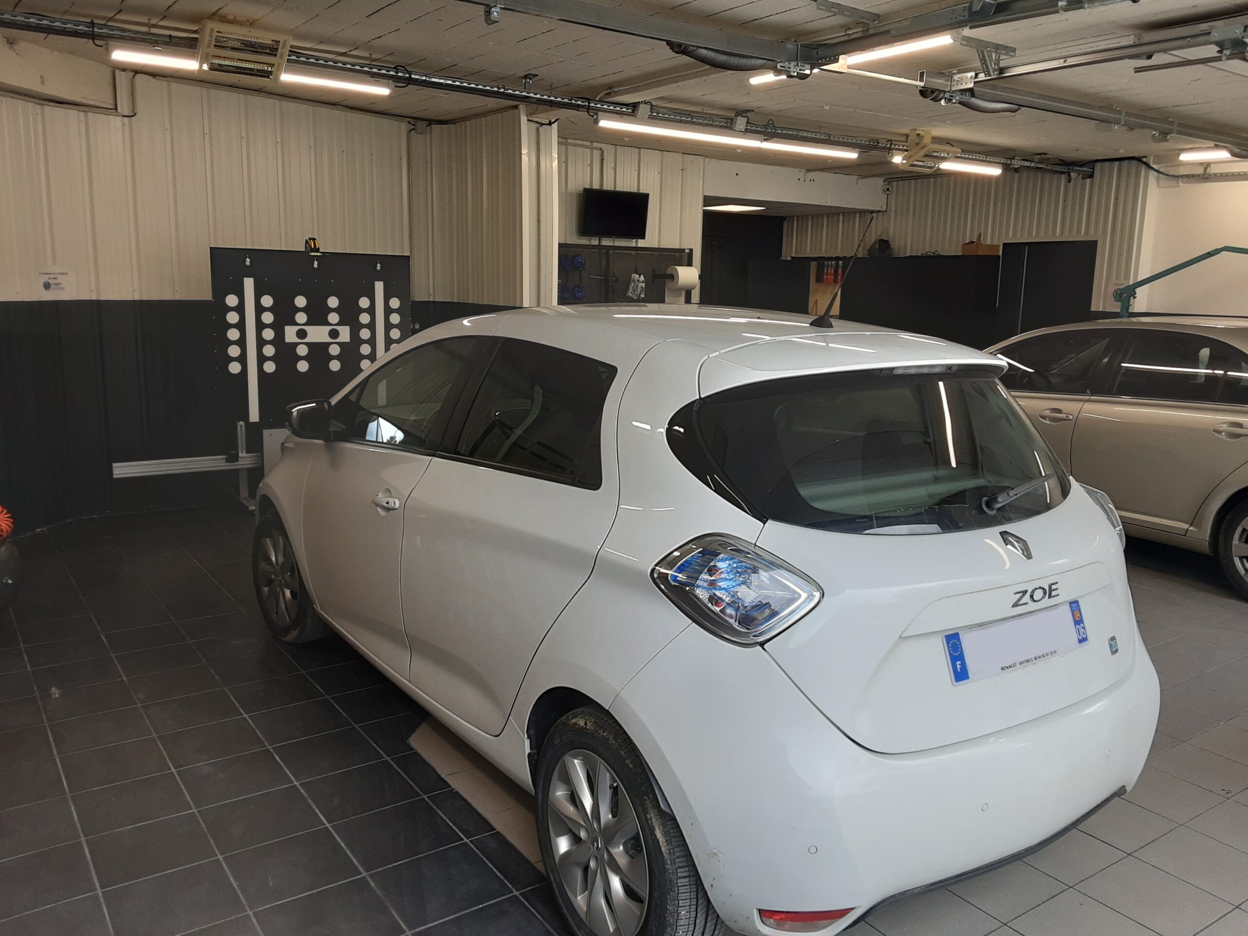 Intervention de calibrage de caméra ADAS sur une Renault Zoé au centre 123 Pare-Brise Voiron