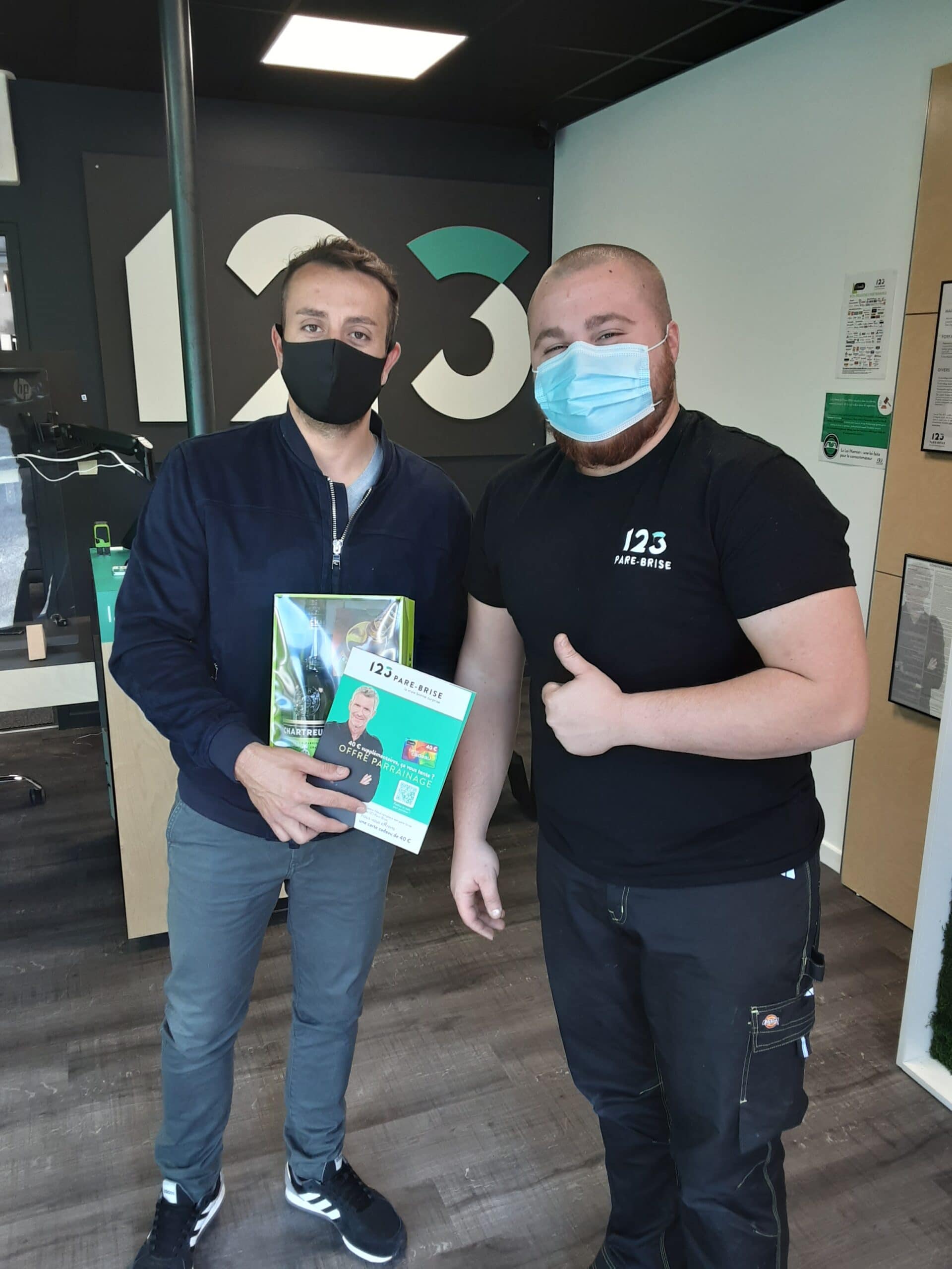 Premier client satisfait remportant une bouteille de chartreuse à l'agence 123 Pare-Brise Voiron