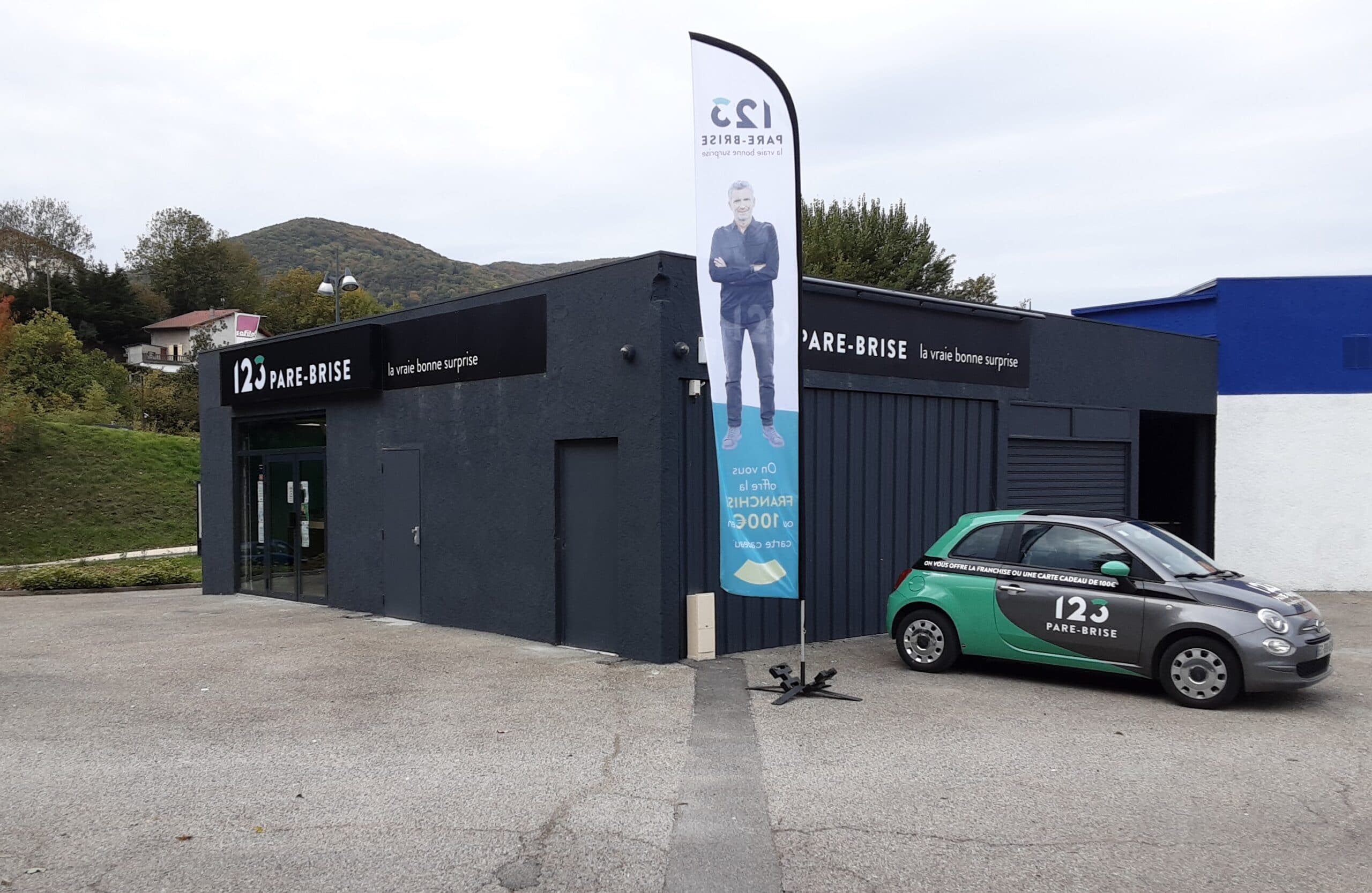 Véhicule de courtoisie devant le centre 123 Pare-Brise Voiron