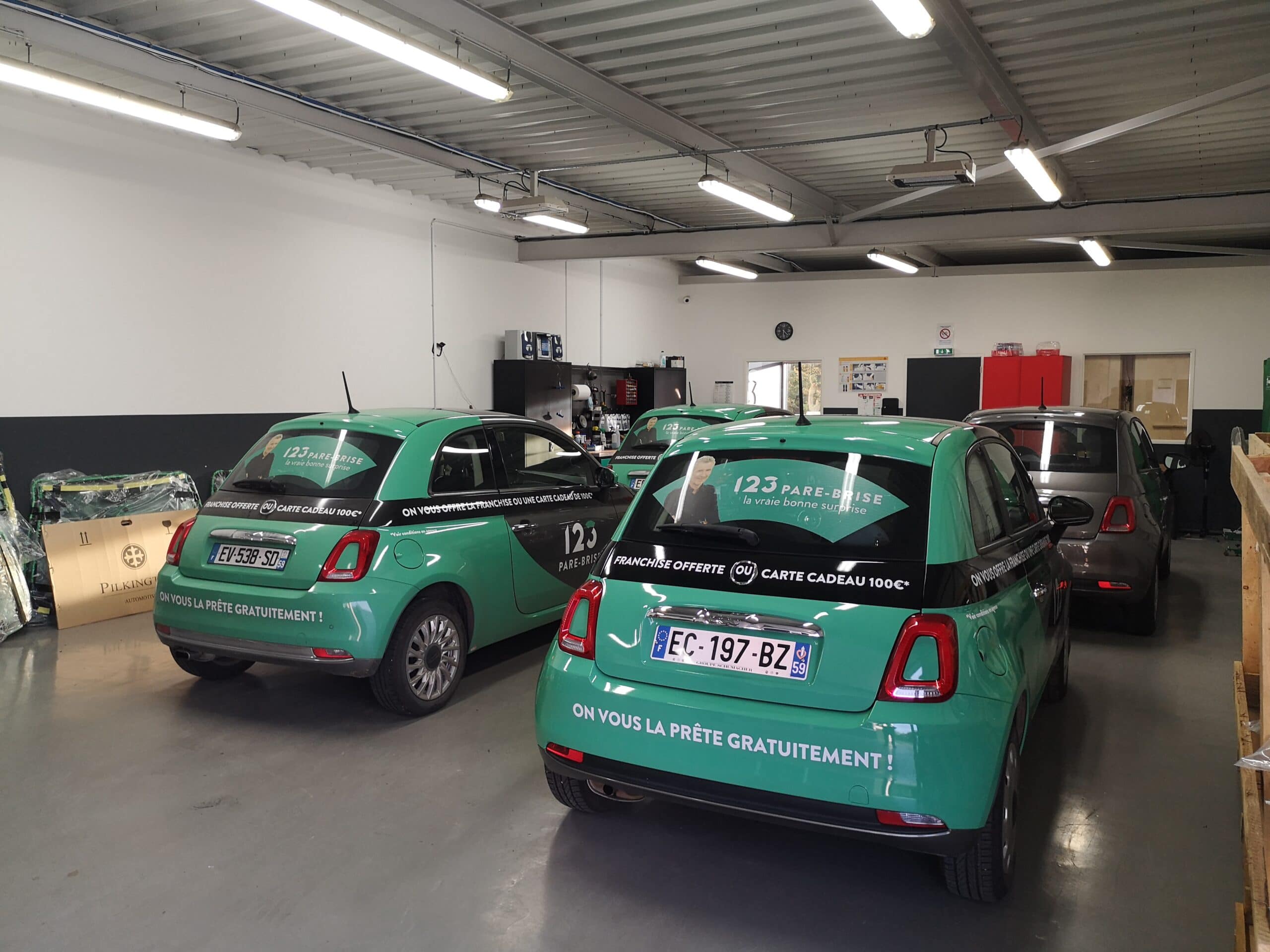 Atelier avec 4 Fiat 500 de l'agence 123 Pare-Brise Saint-Omer