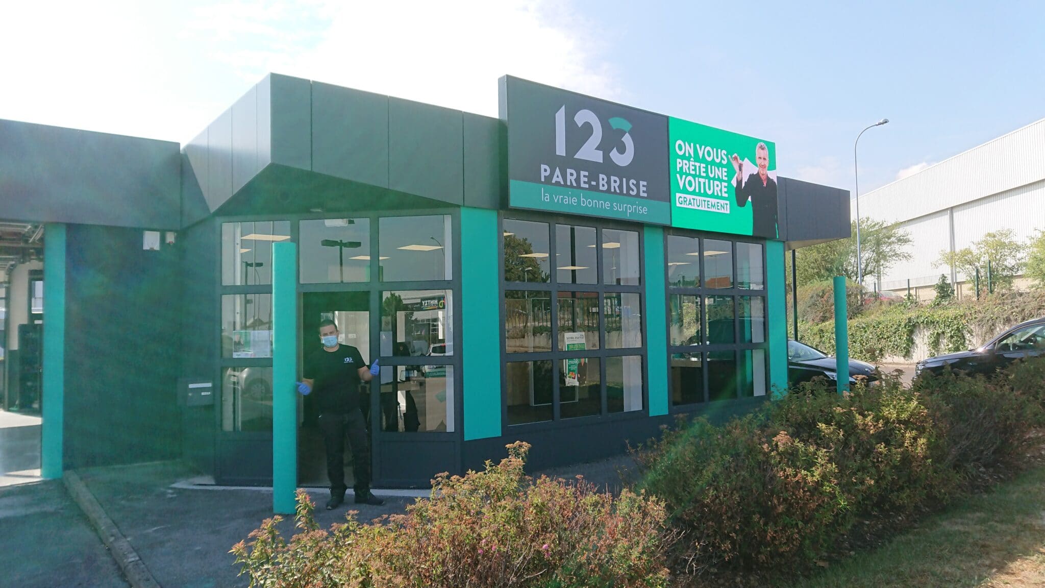 Façade de l'agence 123 Pare-Brise Dijon avec le chef de center Alexis