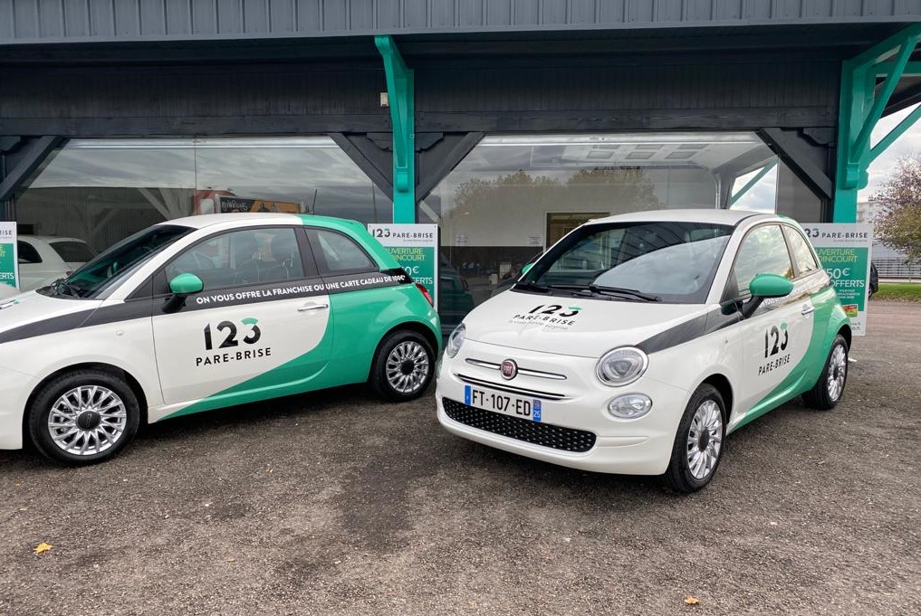 Deux véhicules de courtoisie appartenant à l'agence 123 Pare-Brise Audincourt