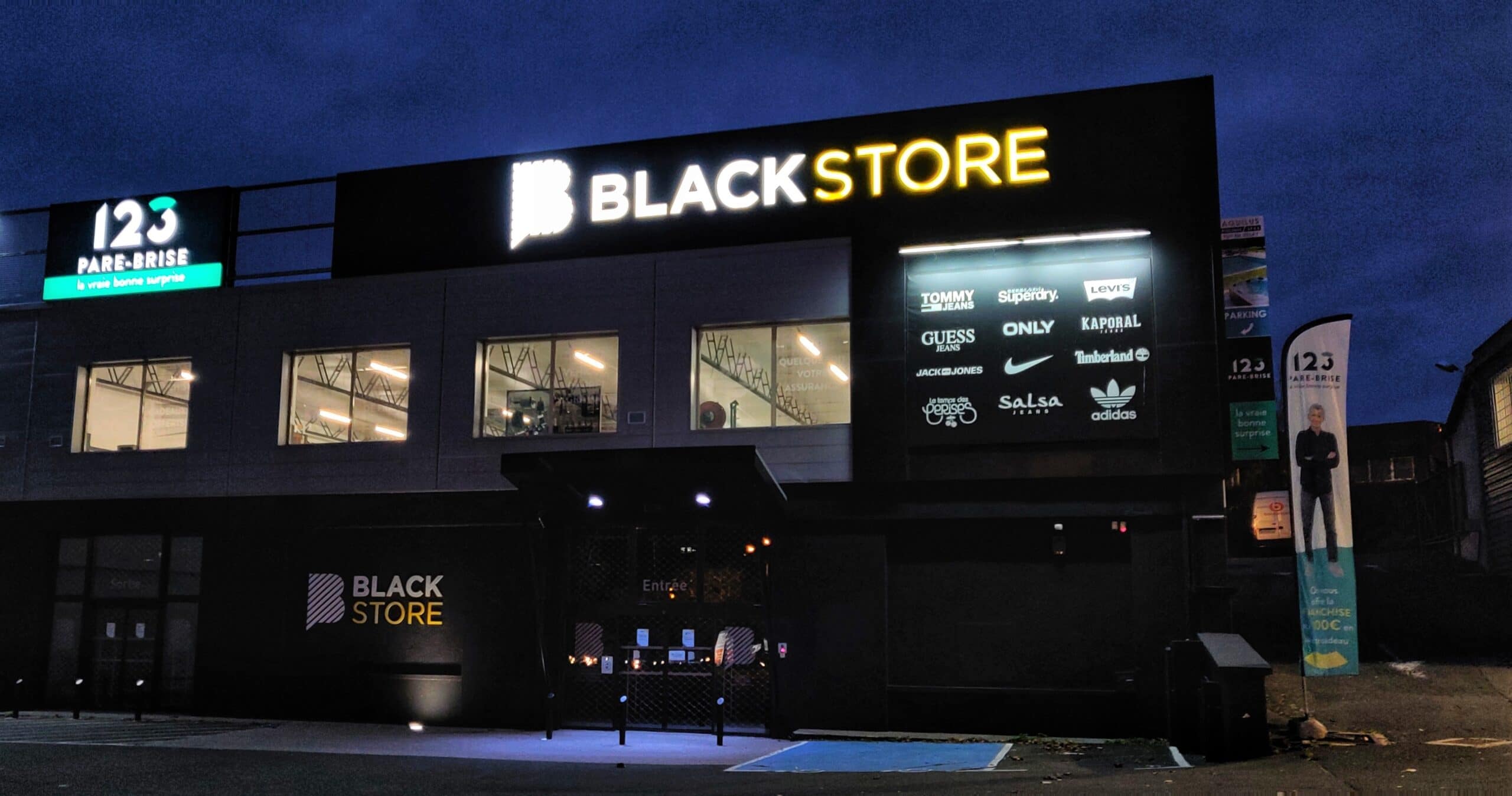 Devanture du centre 123 Pare-Brise Le-Puy-en-Velay de nuit