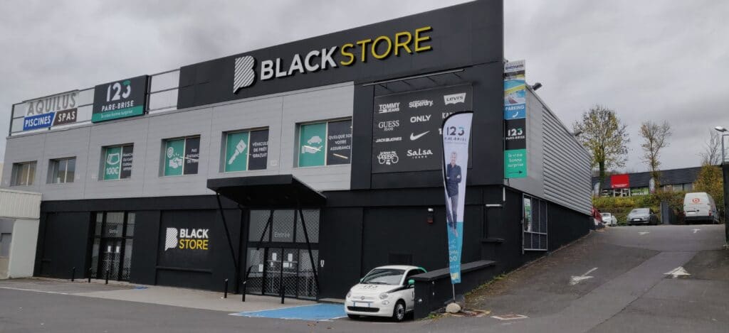 123PareBrise-Le-Puy-en-Velay-facade Façade du centre 123 Pare-Brise Le-Puy-en-Velay au 1er étage de Blackstore
