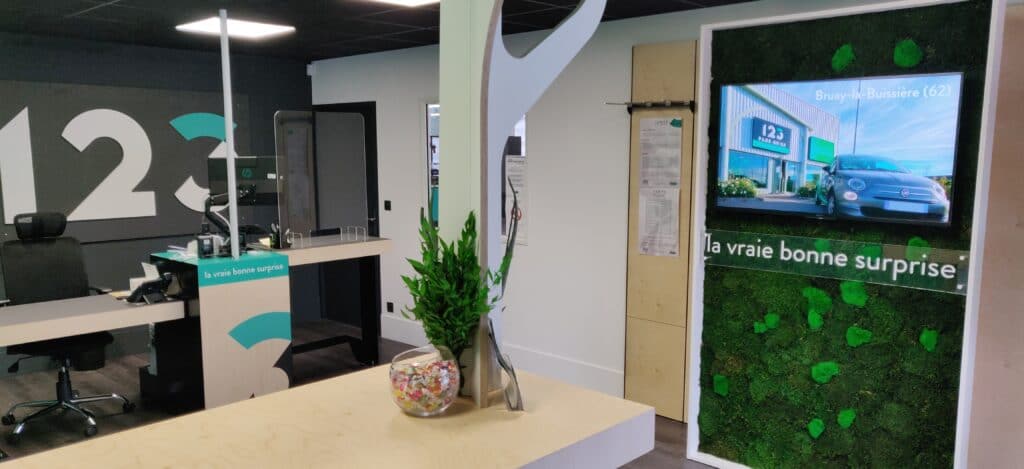 123PareBrise-Le-Puy-en-Velay-interieur Intérieur avec mur végétal de l'agence 123 Pare-Brise Le-Puy-en-Velay