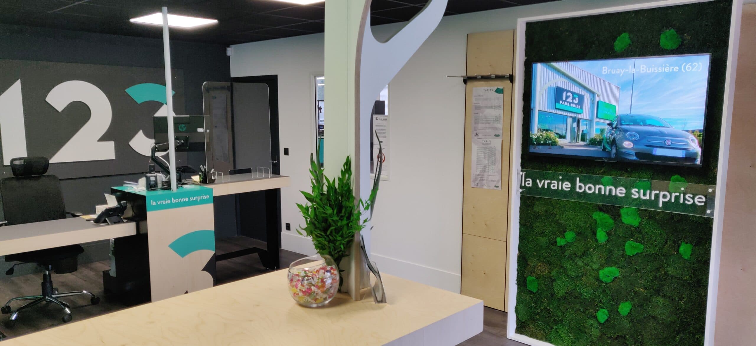 Intérieur avec mur végétal de l'agence 123 Pare-Brise Le-Puy-en-Velay