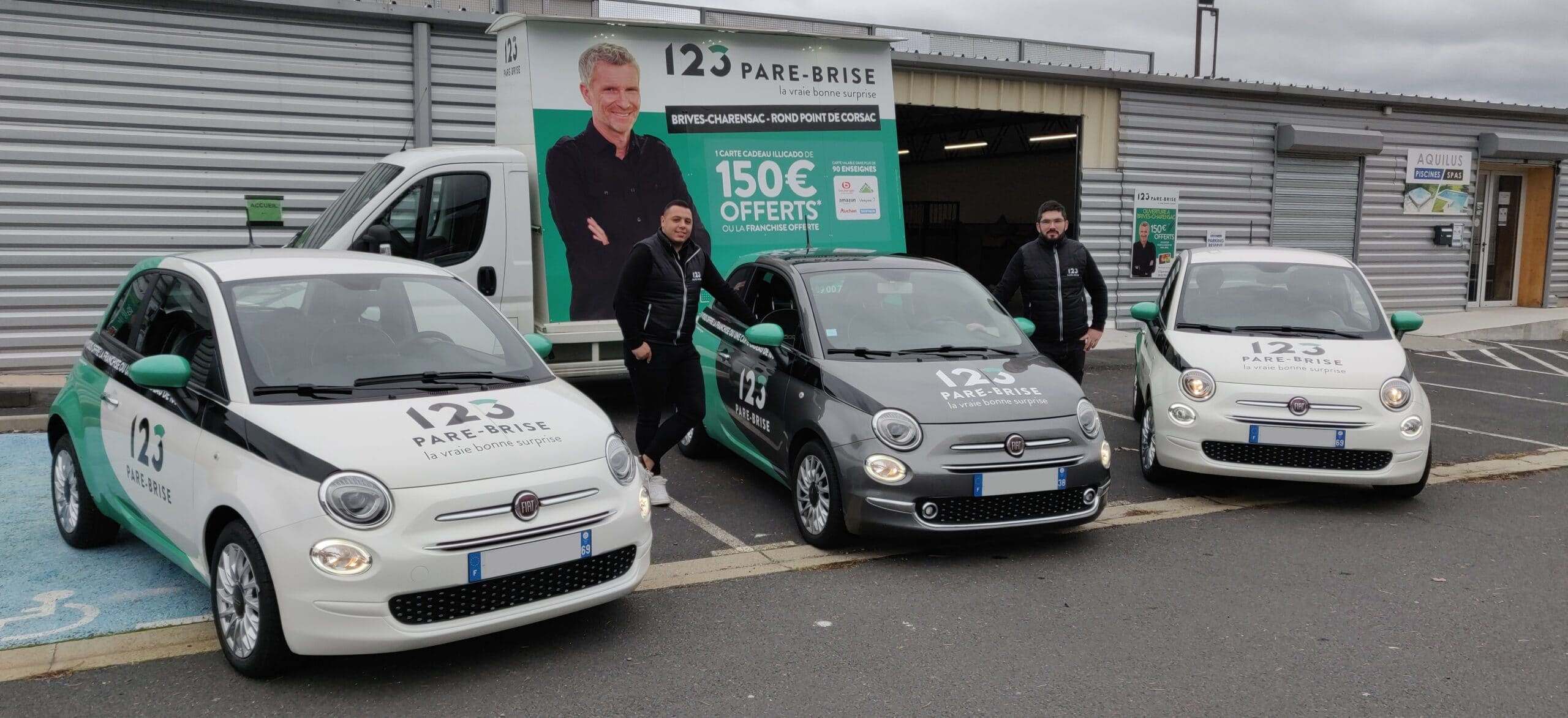 3 véhicules de courtoisie avec le camion entourés par l'équipe 123 Pare-Brise Le-Puy-en-Velay