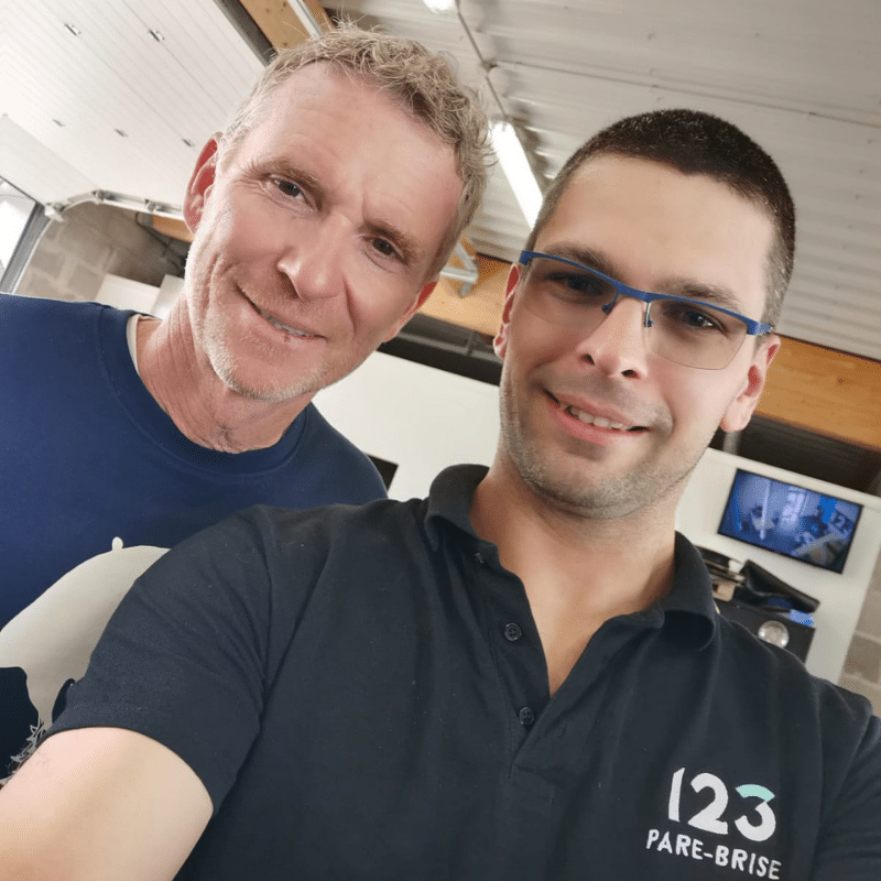 Denis Brogniart prend un selfie avec notre chef de centre 123 Pare-Brise à Andrézieux-Bouthéon.