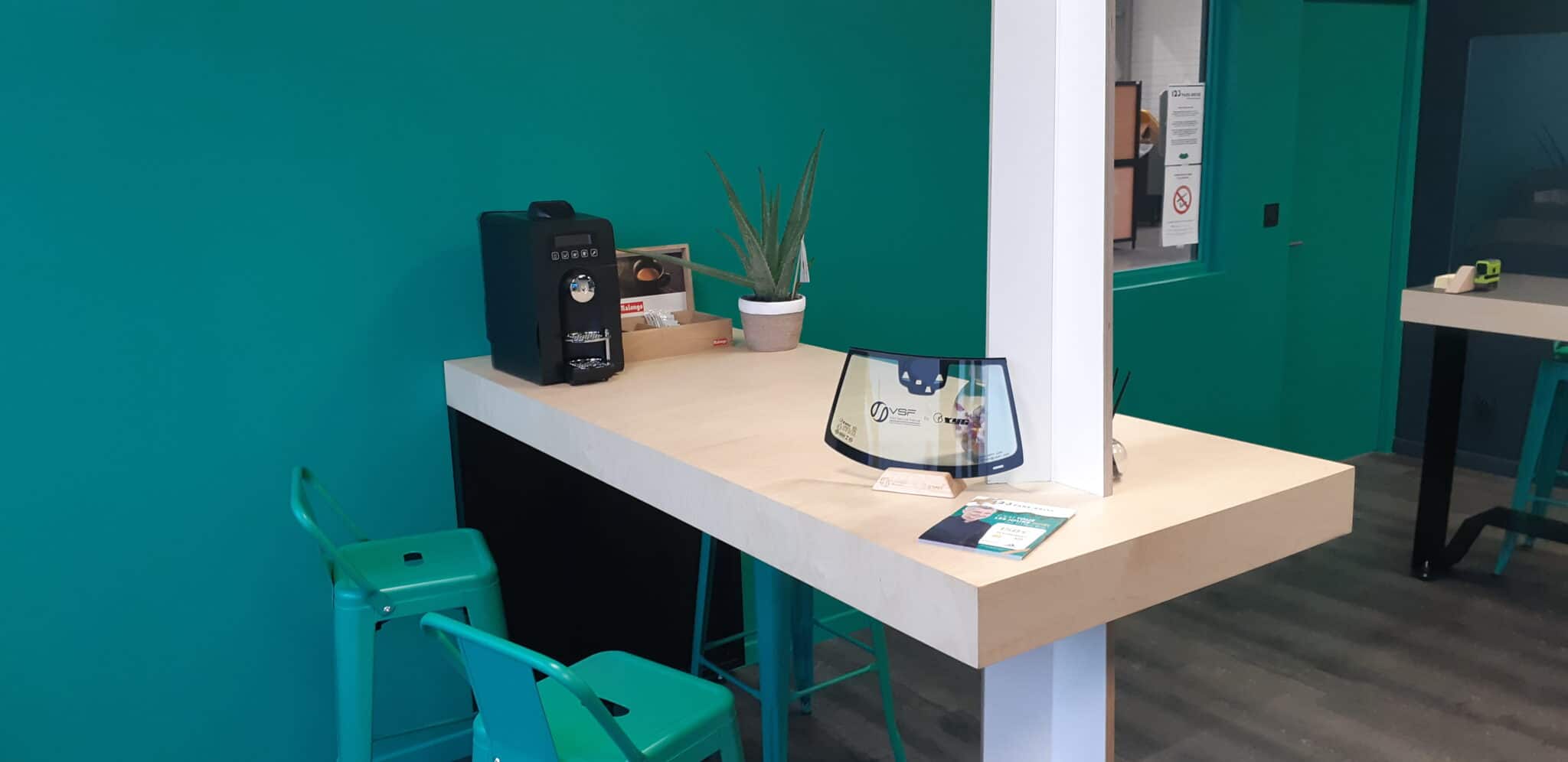 Espace client avec machine à café du centre 123 Pare-Brise Riom