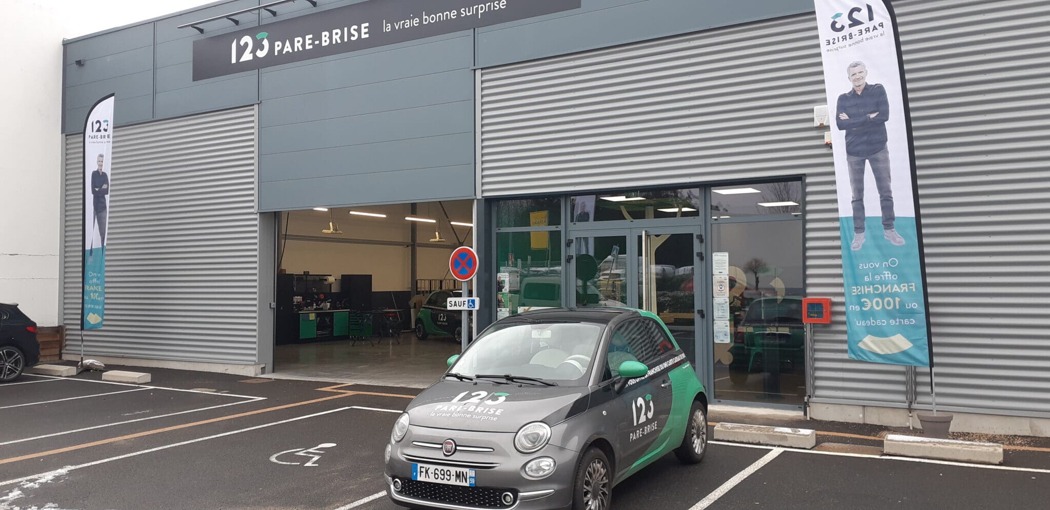 Véhicule de courtoisie devant le centre 123 Pare-Brise Riom