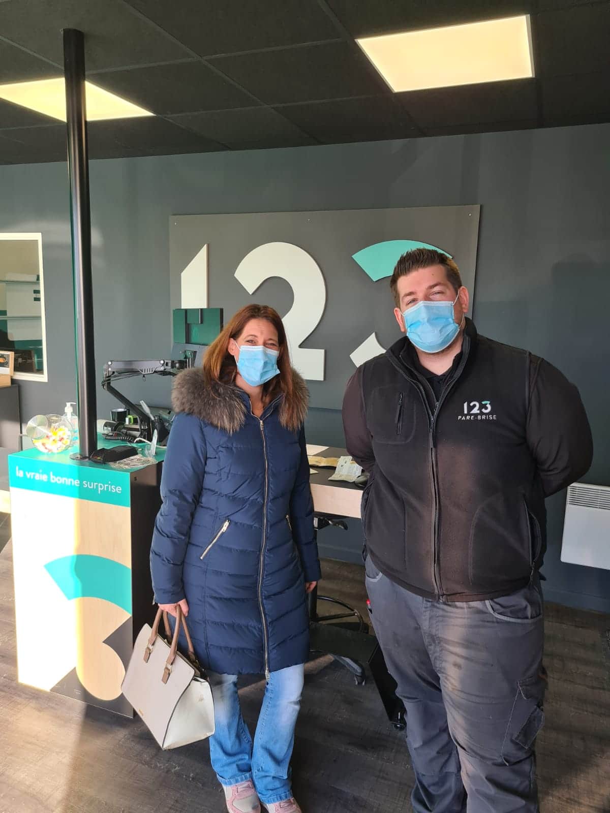 Cliente satisfaite dans l'agence 123 Pare-Brise Evreux