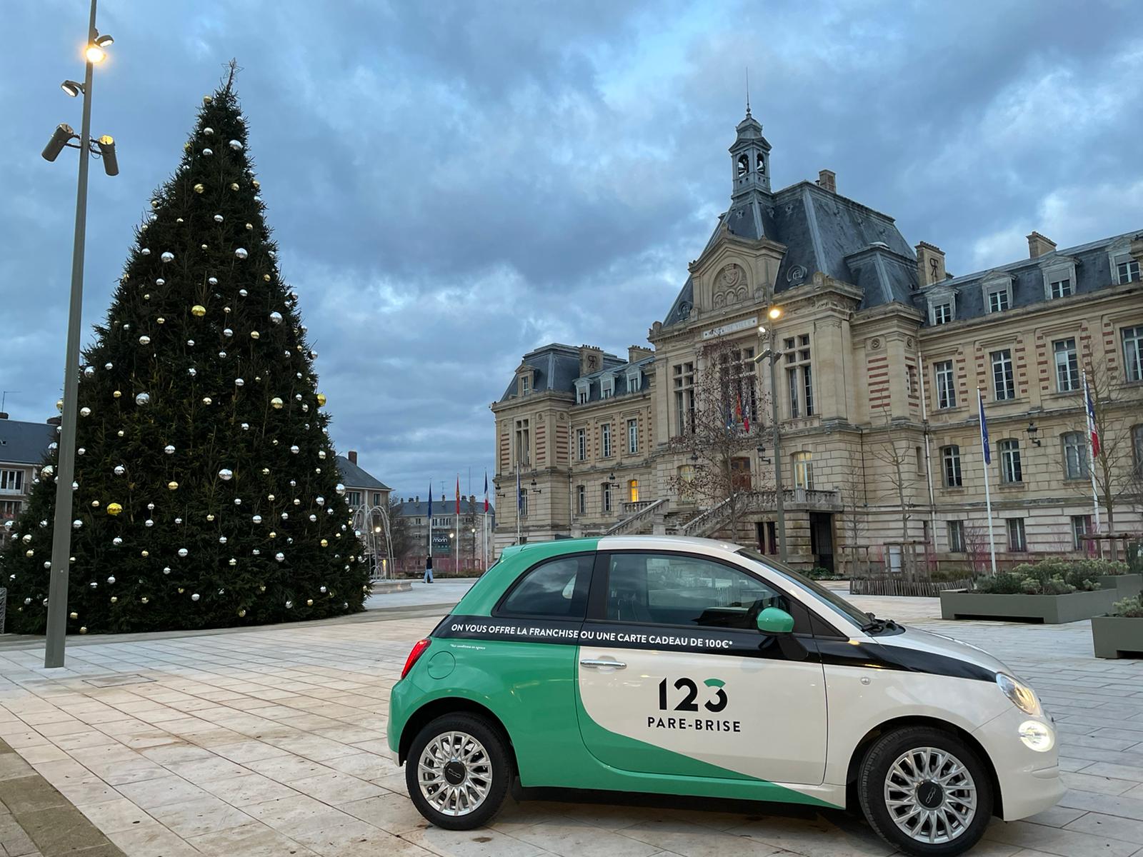 Véhicule de courtoisie 123 Pare-Brise devant la mairie d'Evreux