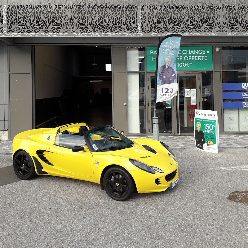 Une Lotus Elise devant le centre 123 Pare-Brise Calais.