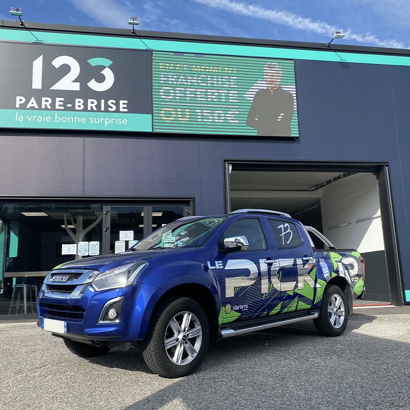 Un pick up D Max de la marque japonaise Isuzu devant le centre 123 Pare-Brise Chambéry.